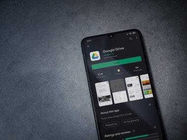 Lod, Israel - 8 Temmuz 2020: Google Drive uygulama oyun mağazası sayfası koyu mermer taştan arka planda siyah bir cep telefonu görüntüsü. Üst görünüm düzlüğü kopyalama alanı ile yatıyordu.