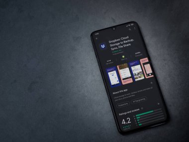 Lod, Israel - 8 Temmuz 2020: Dropbox uygulaması oyun mağazası sayfası koyu mermer taştan arka planda siyah bir cep telefonunun ekranında. Üst görünüm düzlüğü kopyalama alanı ile yatıyordu.