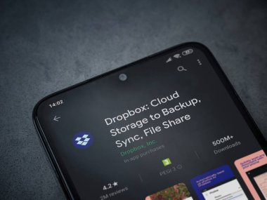 Lod, Israel - 8 Temmuz 2020: Dropbox uygulaması oyun mağazası sayfası koyu mermer taştan arka planda siyah bir cep telefonunun ekranında. Üst görünüm düzlüğü kopyalama alanı ile yatıyordu.