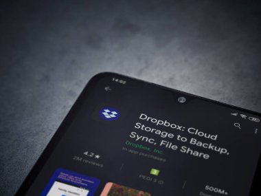 Lod, Israel - 8 Temmuz 2020: Dropbox uygulaması oyun mağazası sayfası koyu mermer taştan arka planda siyah bir cep telefonunun ekranında. Üst görünüm düzlüğü kopyalama alanı ile yatıyordu.