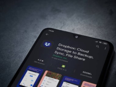Lod, Israel - 8 Temmuz 2020: Dropbox uygulaması oyun mağazası sayfası koyu mermer taştan arka planda siyah bir cep telefonunun ekranında. Üst görünüm düzlüğü kopyalama alanı ile yatıyordu.