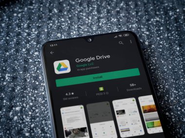 Lod, Israel - 8 Temmuz 2020: Google Drive uygulama oyun mağazası sayfası metalik arka planda siyah bir cep telefonunun ekranında. Üst görünüm yatağını kapat.