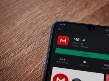 Lod, Israel - 8 Temmuz 2020: MeGA uygulama oyun mağazası sayfası ahşap arka planda siyah bir cep telefonunun ekranında. Üst görünüm düzlüğü kopyalama alanı ile yatıyordu.