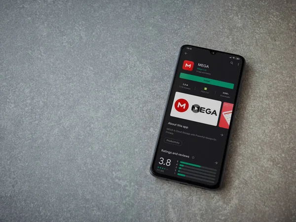 Lod, Israel - 8 Temmuz 2020: MeGA uygulama oyun mağazası sayfası seramik taş zemin üzerinde siyah bir cep telefonu görüntüsü. Üst görünüm düzlüğü kopyalama alanı ile yatıyordu.