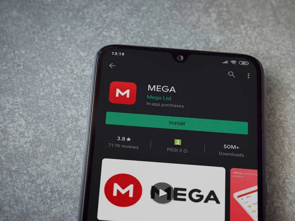 Lod, Israel - 8 Temmuz 2020: MeGA uygulama oyun mağazası sayfası seramik taş zemin üzerinde siyah bir cep telefonu görüntüsü. Üst görünüm düzlüğü kopyalama alanı ile yatıyordu.