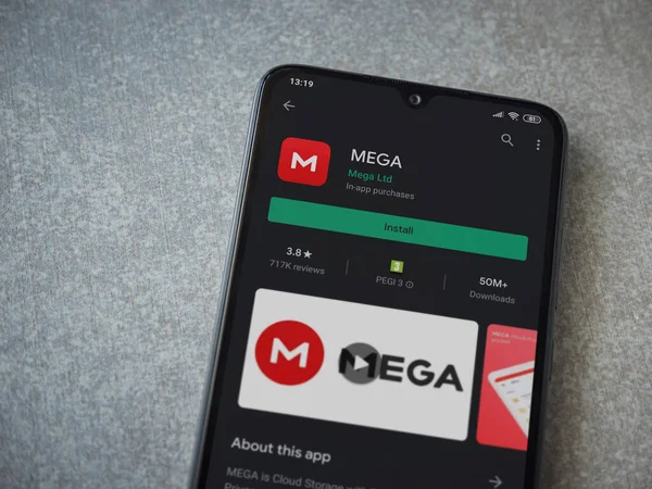 Lod, Israel - 8 Temmuz 2020: MeGA uygulama oyun mağazası sayfası seramik taş zemin üzerinde siyah bir cep telefonu görüntüsü. Üst görünüm düzlüğü kopyalama alanı ile yatıyordu.