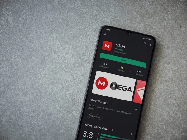 Lod, Israel - 8 Temmuz 2020: MeGA uygulama oyun mağazası sayfası seramik taş zemin üzerinde siyah bir cep telefonu görüntüsü. Üst görünüm düzlüğü kopyalama alanı ile yatıyordu.