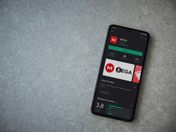 Lod, Israel - 8 Temmuz 2020: MeGA uygulama oyun mağazası sayfası seramik taş zemin üzerinde siyah bir cep telefonu görüntüsü. Üst görünüm düzlüğü kopyalama alanı ile yatıyordu.