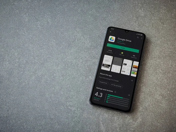Lod, Israel - 8 Temmuz 2020: Google Drive uygulama oyun mağazası sayfası seramik taş zemin üzerinde siyah bir cep telefonu görüntüsü. Üst görünüm düzlüğü kopyalama alanı ile yatıyordu.