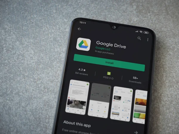 Lod, Israel - 8 Temmuz 2020: Google Drive uygulama oyun mağazası sayfası seramik taş zemin üzerinde siyah bir cep telefonu görüntüsü. Üst görünüm düzlüğü kopyalama alanı ile yatıyordu.