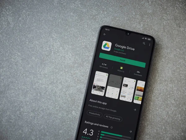 Lod, Israel - 8 Temmuz 2020: Google Drive uygulama oyun mağazası sayfası seramik taş zemin üzerinde siyah bir cep telefonu görüntüsü. Üst görünüm düzlüğü kopyalama alanı ile yatıyordu.