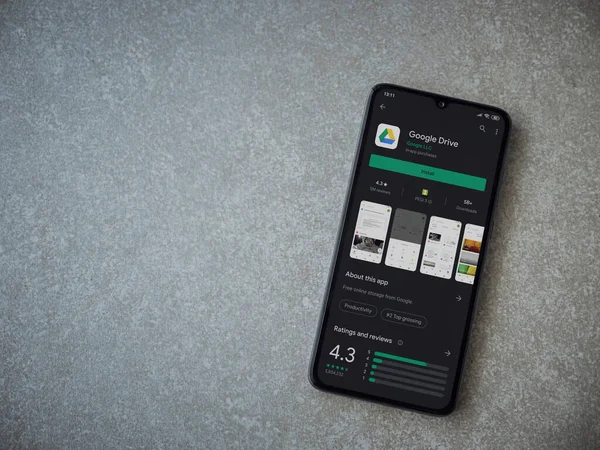 Lod, Israel - 8 Temmuz 2020: Google Drive uygulama oyun mağazası sayfası seramik taş zemin üzerinde siyah bir cep telefonu görüntüsü. Üst görünüm düzlüğü kopyalama alanı ile yatıyordu.