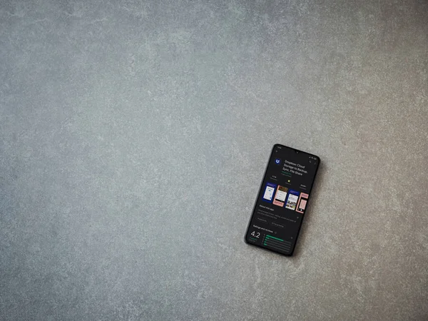 Lod, Israel - 8 Temmuz 2020: Seramik taş zemin üzerinde siyah bir cep telefonu ekranında Dropbox uygulaması oyun mağazası sayfası. Üst görünüm düzlüğü kopyalama alanı ile yatıyordu.