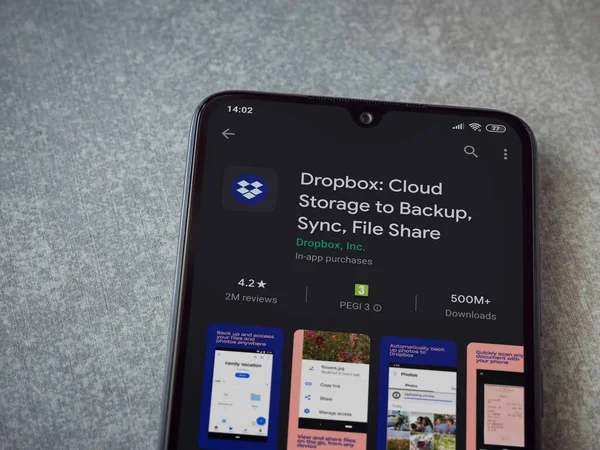 Lod, Israel - 8 Temmuz 2020: Seramik taş zemin üzerinde siyah bir cep telefonu ekranında Dropbox uygulaması oyun mağazası sayfası. Üst görünüm düzlüğü kopyalama alanı ile yatıyordu.