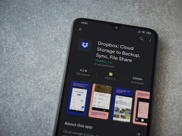 Lod, Israel - 8 Temmuz 2020: Seramik taş zemin üzerinde siyah bir cep telefonu ekranında Dropbox uygulaması oyun mağazası sayfası. Üst görünüm düzlüğü kopyalama alanı ile yatıyordu.