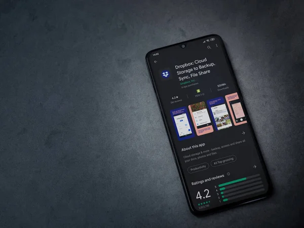 Lod, Israel - 8 Temmuz 2020: Dropbox uygulaması oyun mağazası sayfası koyu mermer taştan arka planda siyah bir cep telefonunun ekranında. Üst görünüm düzlüğü kopyalama alanı ile yatıyordu.