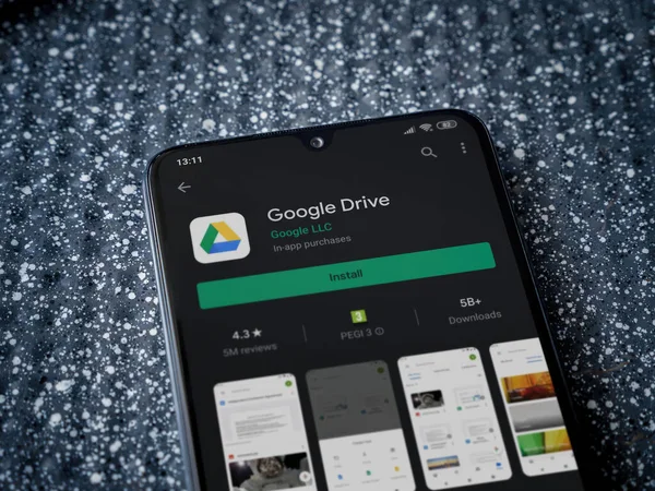 Lod, Israel - 8 Temmuz 2020: Google Drive uygulama oyun mağazası sayfası metalik arka planda siyah bir cep telefonunun ekranında. Üst görünüm yatağını kapat.