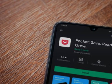 Lod, Israel - 8 Temmuz 2020: Cep telefonu uygulaması oyun mağazası sayfası ahşap arka planda siyah bir cep telefonu ekranında. Üst görünüm düzlüğü kopyalama alanı ile yatıyordu.