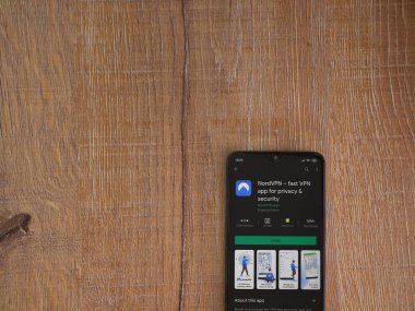 Lod, Israel - 8 Temmuz 2020: NordVPN uygulama oyun mağazası sayfası ahşap arka planda siyah bir cep telefonu görüntüsü. Üst görünüm düzlüğü kopyalama alanı ile yatıyordu.
