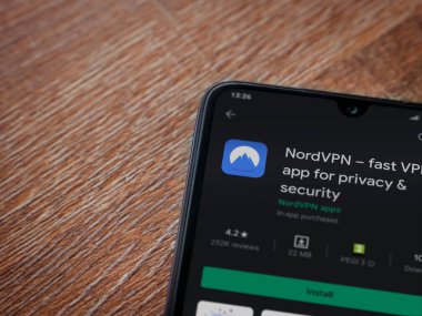 Lod, Israel - 8 Temmuz 2020: NordVPN uygulama oyun mağazası sayfası ahşap arka planda siyah bir cep telefonu görüntüsü. Üst görünüm düzlüğü kopyalama alanı ile yatıyordu.