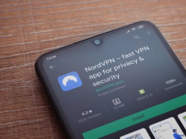 Lod, Israel - 8 Temmuz 2020: NordVPN uygulama oyun mağazası sayfası ahşap arka planda siyah bir cep telefonu görüntüsü. Üst görünüm düzlüğü kopyalama alanı ile yatıyordu.