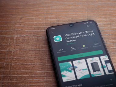 Lod, Israel - 8 Temmuz 2020: Naneli Tarayıcı uygulaması oyun mağazası sayfası ahşap arka planda siyah bir cep telefonunun ekranında. Üst görünüm düzlüğü kopyalama alanı ile yatıyordu.