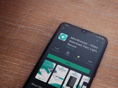 Lod, Israel - 8 Temmuz 2020: Naneli Tarayıcı uygulaması oyun mağazası sayfası ahşap arka planda siyah bir cep telefonunun ekranında. Üst görünüm düzlüğü kopyalama alanı ile yatıyordu.