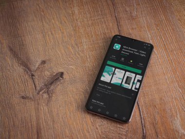 Lod, Israel - 8 Temmuz 2020: Naneli Tarayıcı uygulaması oyun mağazası sayfası ahşap arka planda siyah bir cep telefonunun ekranında. Üst görünüm düzlüğü kopyalama alanı ile yatıyordu.