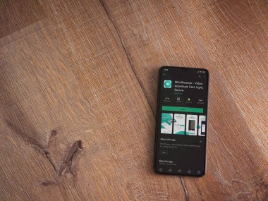 Lod, Israel - 8 Temmuz 2020: Naneli Tarayıcı uygulaması oyun mağazası sayfası ahşap arka planda siyah bir cep telefonunun ekranında. Üst görünüm düzlüğü kopyalama alanı ile yatıyordu.