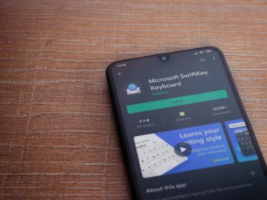 Lod, Israel - 8 Temmuz 2020: Microsoft SwiftKey Klavye uygulama oyun sayfası ahşap arka planda siyah bir cep telefonu ekranında. Üst görünüm düzlüğü kopyalama alanı ile yatıyordu.
