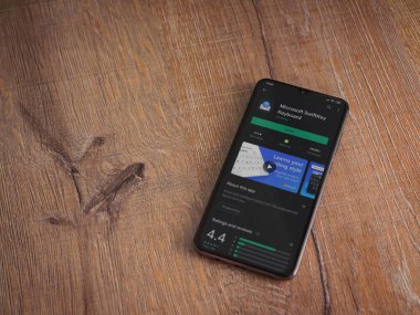 Lod, Israel - 8 Temmuz 2020: Microsoft SwiftKey Klavye uygulama oyun sayfası ahşap arka planda siyah bir cep telefonu ekranında. Üst görünüm düzlüğü kopyalama alanı ile yatıyordu.