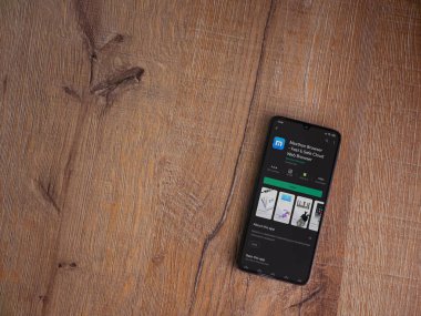 Lod, Israel - 8 Temmuz 2020: Maxthon Browser uygulama oyun mağazası sayfası ahşap arka planda siyah bir cep telefonunun ekranında. Üst görünüm düzlüğü kopyalama alanı ile yatıyordu.