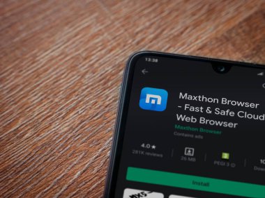 Lod, Israel - 8 Temmuz 2020: Maxthon Browser uygulama oyun mağazası sayfası ahşap arka planda siyah bir cep telefonunun ekranında. Üst görünüm düzlüğü kopyalama alanı ile yatıyordu.