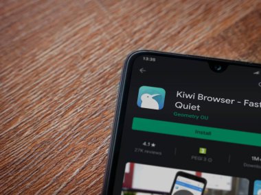 Lod, Israel - 8 Temmuz 2020: Kiwi Tarayıcı uygulama oyun mağazası sayfası ahşap arka planda siyah bir cep telefonu ekranında. Üst görünüm düzlüğü kopyalama alanı ile yatıyordu.