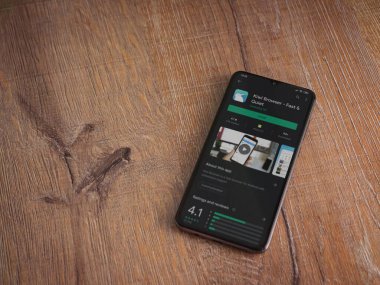 Lod, Israel - 8 Temmuz 2020: Kiwi Tarayıcı uygulama oyun mağazası sayfası ahşap arka planda siyah bir cep telefonu ekranında. Üst görünüm düzlüğü kopyalama alanı ile yatıyordu.