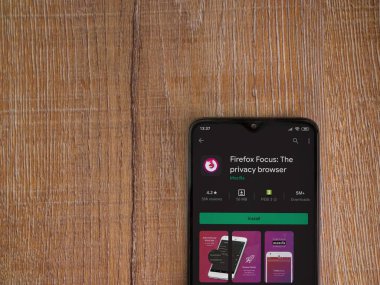 Lod, Israel - 8 Temmuz 2020: Firefox Focus uygulaması oyun mağazası sayfası ahşap arka planda siyah bir cep telefonu görüntüsü. Üst görünüm düzlüğü kopyalama alanı ile yatıyordu.