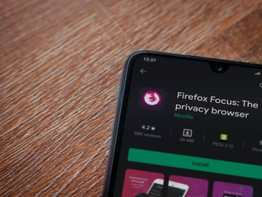 Lod, Israel - 8 Temmuz 2020: Firefox Focus uygulaması oyun mağazası sayfası ahşap arka planda siyah bir cep telefonu görüntüsü. Üst görünüm düzlüğü kopyalama alanı ile yatıyordu.