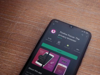 Lod, Israel - 8 Temmuz 2020: Firefox Focus uygulaması oyun mağazası sayfası ahşap arka planda siyah bir cep telefonu görüntüsü. Üst görünüm düzlüğü kopyalama alanı ile yatıyordu.
