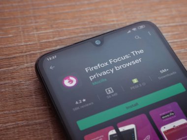 Lod, Israel - 8 Temmuz 2020: Firefox Focus uygulaması oyun mağazası sayfası ahşap arka planda siyah bir cep telefonu görüntüsü. Üst görünüm düzlüğü kopyalama alanı ile yatıyordu.