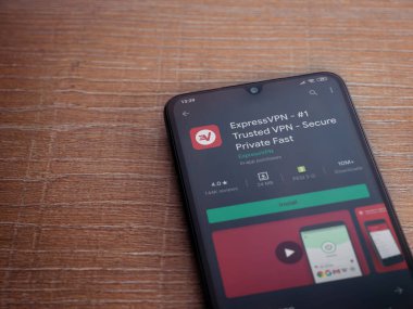 Lod, Israel - 8 Temmuz 2020: ExpressVPN uygulama oyun mağazası sayfası ahşap arka planda siyah bir cep telefonu ekranında. Üst görünüm düzlüğü kopyalama alanı ile yatıyordu.