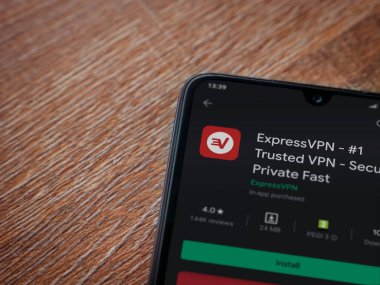 Lod, Israel - 8 Temmuz 2020: ExpressVPN uygulama oyun mağazası sayfası ahşap arka planda siyah bir cep telefonu ekranında. Üst görünüm düzlüğü kopyalama alanı ile yatıyordu.