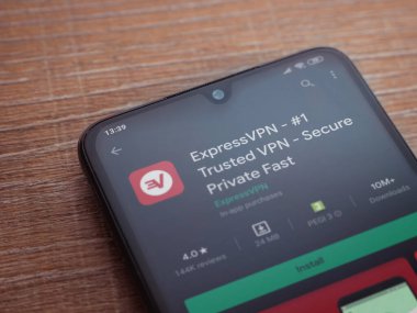 Lod, Israel - 8 Temmuz 2020: ExpressVPN uygulama oyun mağazası sayfası ahşap arka planda siyah bir cep telefonu ekranında. Üst görünüm düzlüğü kopyalama alanı ile yatıyordu.