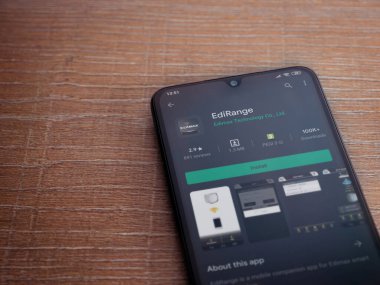 Lod, Israel - 8 Temmuz 2020: Menzil uygulaması oyun mağazası sayfası ahşap arka planda siyah bir cep telefonunun ekranında. Üst görünüm düzlüğü kopyalama alanı ile yatıyordu.