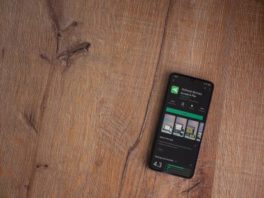 Lod, Israel - 8 Temmuz 2020: Airdroid uygulama oyun mağazası sayfası ahşap arka planda siyah bir cep telefonunun ekranında. Üst görünüm düzlüğü kopyalama alanı ile yatıyordu.