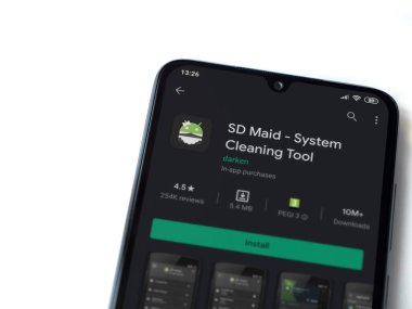 Lod, Israel - 8 Temmuz 2020: SD Maid uygulaması oyun mağazası sayfası beyaz arka planda izole edilmiş siyah bir cep telefonu ekranında. Üst görünüm düzlüğü kopyalama alanı ile yatıyordu.