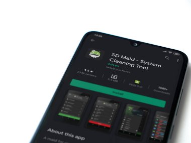 Lod, Israel - 8 Temmuz 2020: SD Maid uygulaması oyun mağazası sayfası beyaz arka planda izole edilmiş siyah bir cep telefonu ekranında. Üst görünüm düzlüğü kopyalama alanı ile yatıyordu.