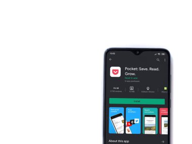 Lod, Israel - 8 Temmuz 2020: Cep telefonu uygulaması oyun mağazası sayfası beyaz arka planda izole edilmiş siyah bir cep telefonu ekranında. Üst görünüm düzlüğü kopyalama alanı ile yatıyordu.