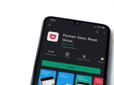 Lod, Israel - 8 Temmuz 2020: Cep telefonu uygulaması oyun mağazası sayfası beyaz arka planda izole edilmiş siyah bir cep telefonu ekranında. Üst görünüm düzlüğü kopyalama alanı ile yatıyordu.