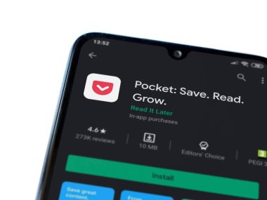 Lod, Israel - 8 Temmuz 2020: Cep telefonu uygulaması oyun mağazası sayfası beyaz arka planda izole edilmiş siyah bir cep telefonu ekranında. Üst görünüm düzlüğü kopyalama alanı ile yatıyordu.