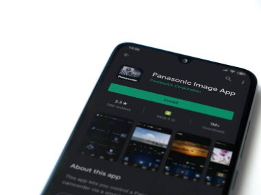 Lod, Israel - 8 Temmuz 2020: Panasonic Image App uygulama oyun mağazası sayfası beyaz arkaplanda izole edilmiş siyah bir cep telefonu ekranında. Üst görünüm düzlüğü kopyalama alanı ile yatıyordu.